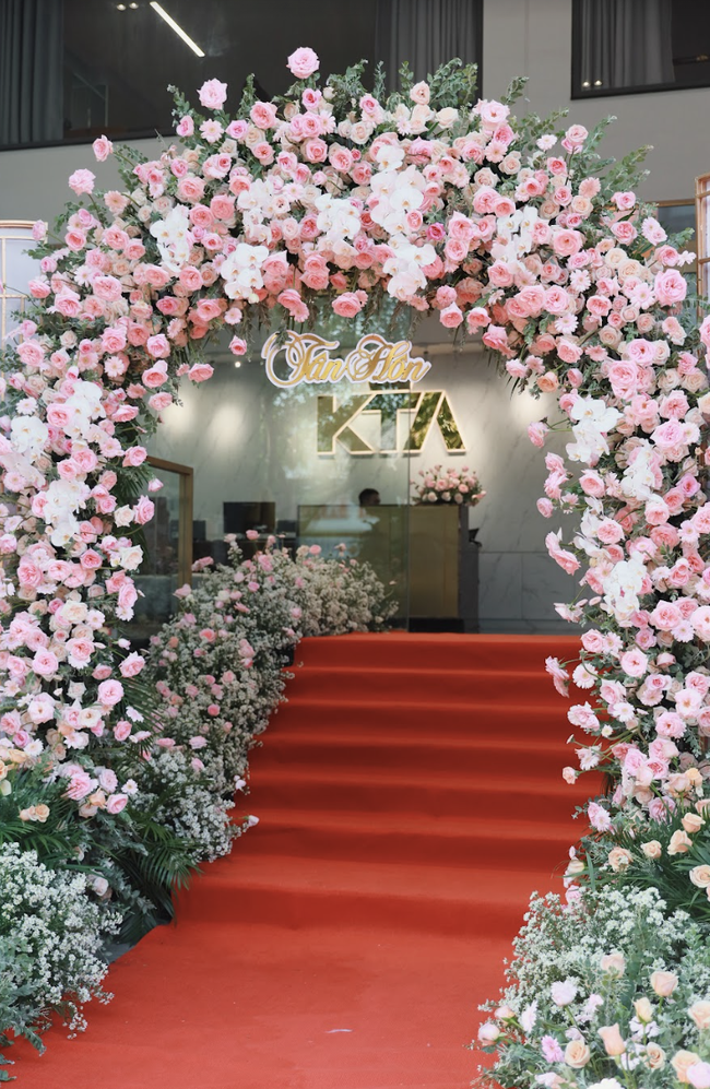 Không gian lễ ăn hỏi của Khánh Thi - Phan Hiển: Tựa như vườn cổ tích với đầy hoa tươi - Ảnh 1.