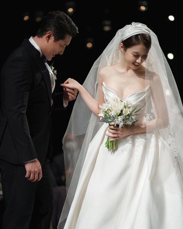 Jiyeon tung ảnh trong đám cưới đẹp như mơ, hé lộ khoảnh khắc cảm động với IU và T-ara - Ảnh 3.