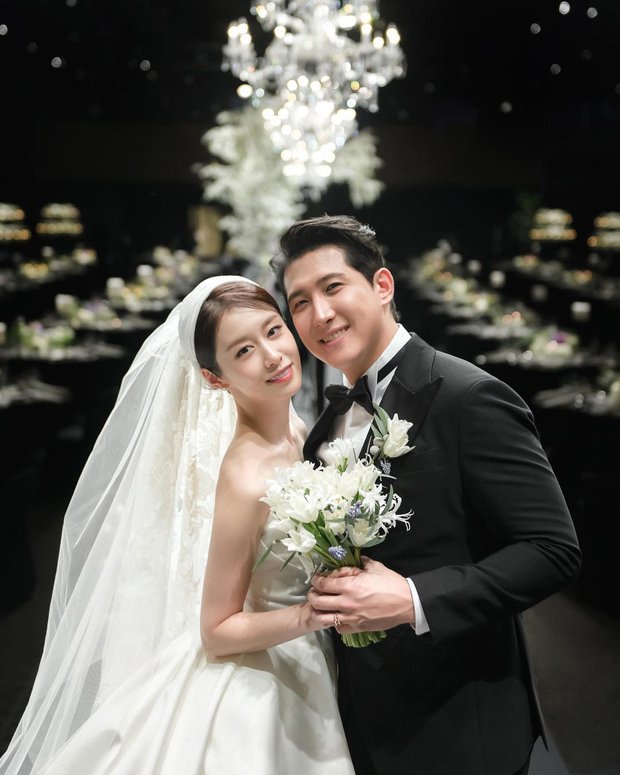 Jiyeon tung ảnh trong đám cưới đẹp như mơ, hé lộ khoảnh khắc cảm động với IU và T-ara - Ảnh 1.