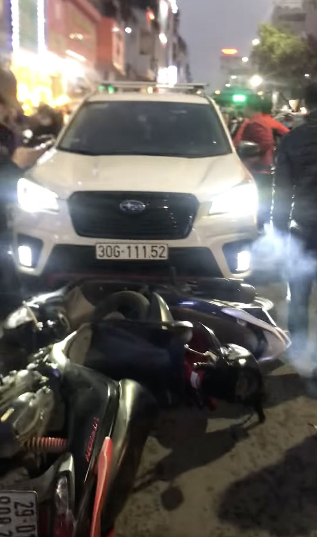 Đằng sau những bức ảnh TNGT: Mất kiểm soát, tài xế cầm lái Subaru Forester đâm hàng chục xe máy trước cổng trường - Ảnh 5.