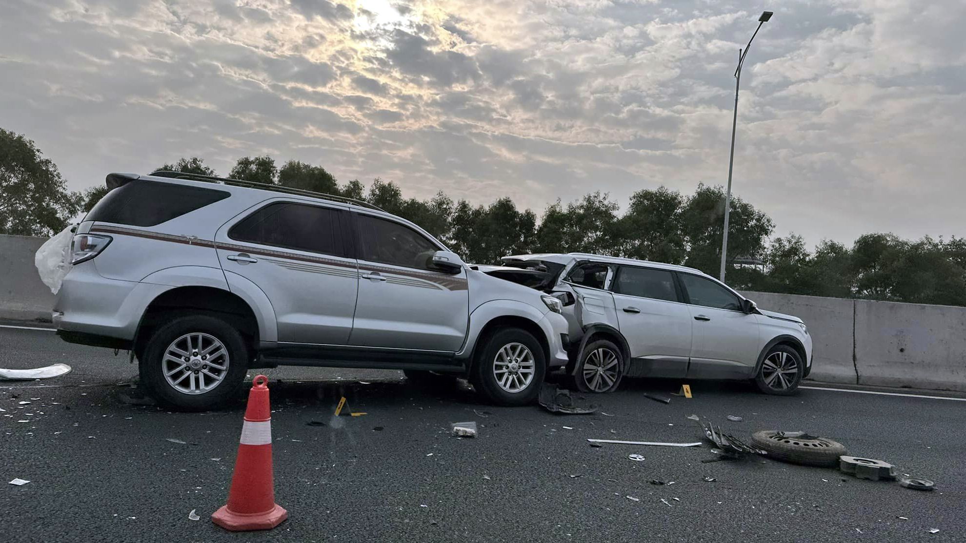 Đằng sau những bức ảnh TNGT: Phóng tốc độ cao, Toyota Fortuner ủi tung Peugeot 5008 trên cao tốc - Ảnh 3.