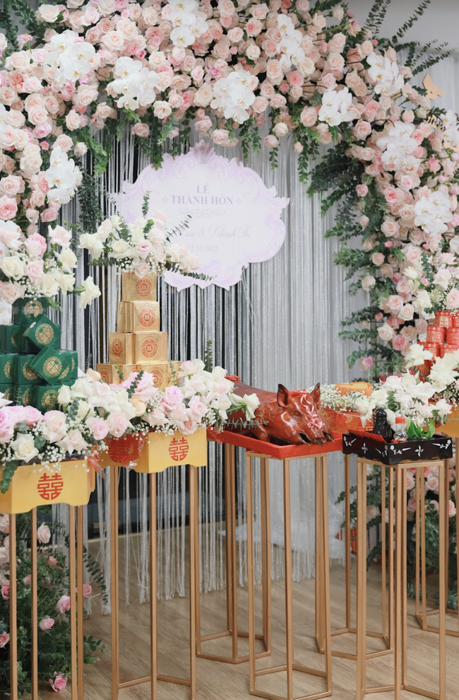 Không gian lễ ăn hỏi của Khánh Thi - Phan Hiển: Tựa như vườn cổ tích với đầy hoa tươi - Ảnh 8. Không gian lễ ăn hỏi của Khánh Thi - Phan Hiển: Tựa như vườn cổ tích với đầy hoa tươi - Ảnh 8.