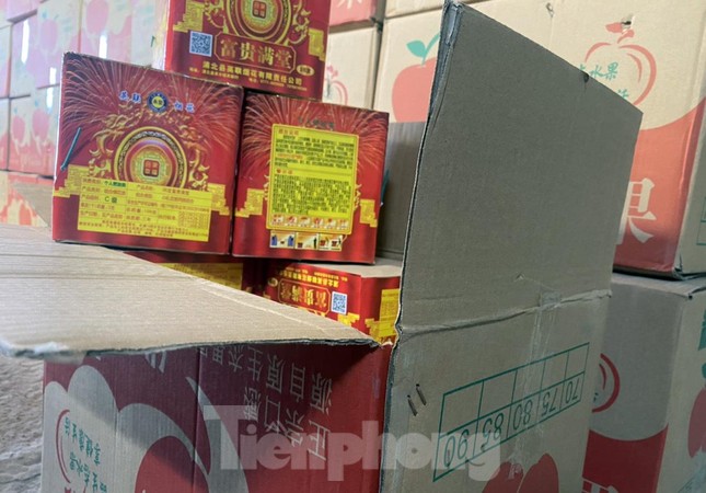 Vụ 7 tấn pháo nguỵ trang trong thùng hoa quả: 10 ngày đêm rà soát địa bàn của 300 cảnh sát - Ảnh 1. Vụ 7 tấn pháo nguỵ trang trong thùng hoa quả: 10 ngày đêm rà soát địa bàn của 300 cảnh sát - Ảnh 1.