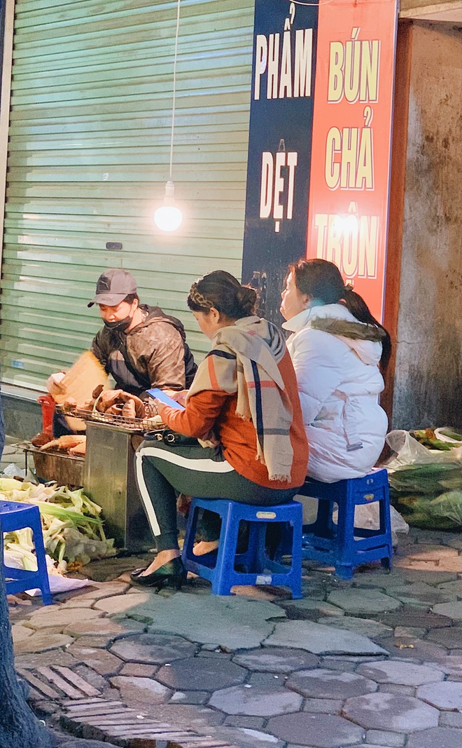  Có 1 kiểu hàng ăn cứ chực chờ tới mùa đông Hà Nội là xuất hiện - Ảnh 9.