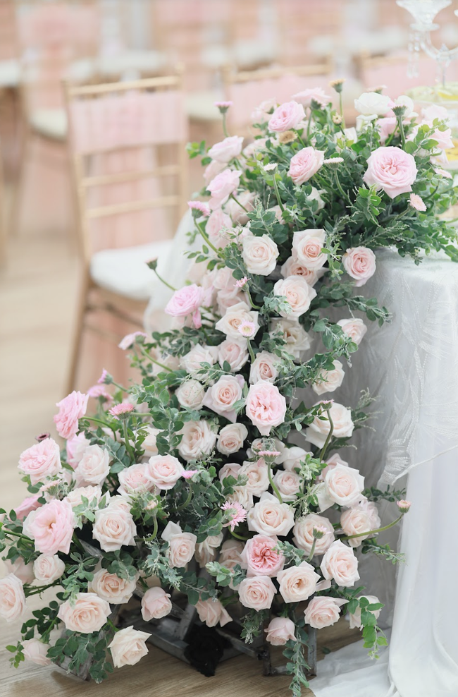 Không gian lễ ăn hỏi của Khánh Thi - Phan Hiển: Tựa như vườn cổ tích với đầy hoa tươi - Ảnh 7.