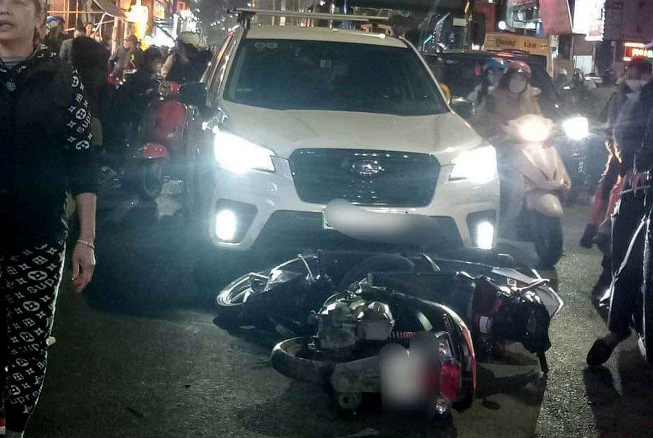 Đằng sau những bức ảnh TNGT: Mất kiểm soát, tài xế cầm lái Subaru Forester đâm hàng chục xe máy trước cổng trường - Ảnh 2.