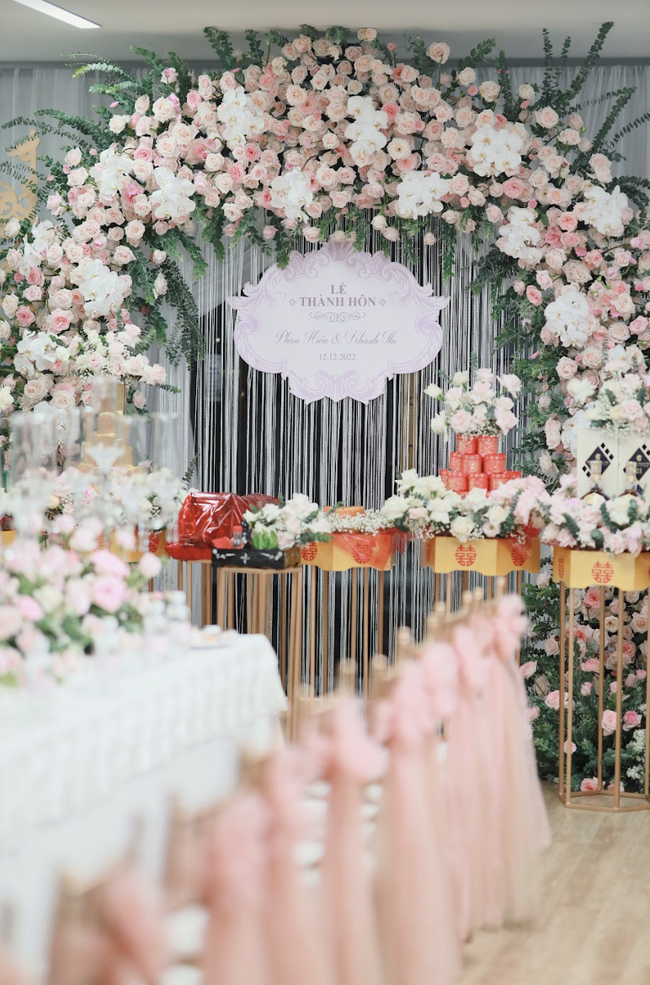 Không gian lễ ăn hỏi của Khánh Thi - Phan Hiển: Tựa như vườn cổ tích với đầy hoa tươi - Ảnh 6. Không gian lễ ăn hỏi của Khánh Thi - Phan Hiển: Tựa như vườn cổ tích với đầy hoa tươi - Ảnh 6.