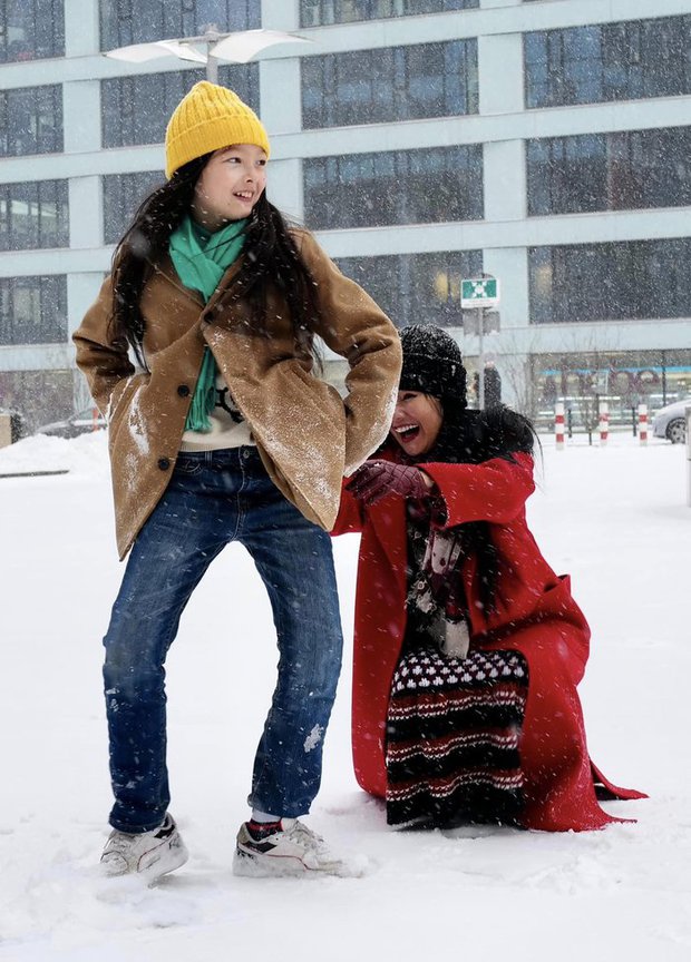 Hồng Nhung và khoảnh khắc hạnh phúc đón tuyết bên con trai - Ảnh 1.