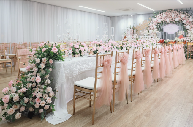 Không gian lễ ăn hỏi của Khánh Thi - Phan Hiển: Tựa như vườn cổ tích với đầy hoa tươi - Ảnh 5.