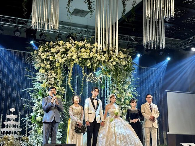  Thêm 1 sao nam lên xe hoa, Vân Trang và dàn nghệ sĩ Việt đổ bộ đám cưới  - Ảnh 1.