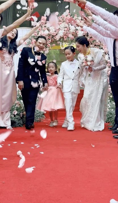 Dàn nhóc tỳ dự tiệc cưới của bố mẹ: 2 bé nhà Khánh Thi đáng yêu, 1 sao Việt mượn dịp công khai con gái - Ảnh 1.