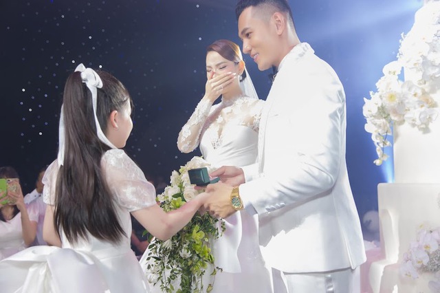 Dàn nhóc tỳ dự tiệc cưới của bố mẹ: 2 bé nhà Khánh Thi đáng yêu, 1 sao Việt mượn dịp công khai con gái - Ảnh 9.
