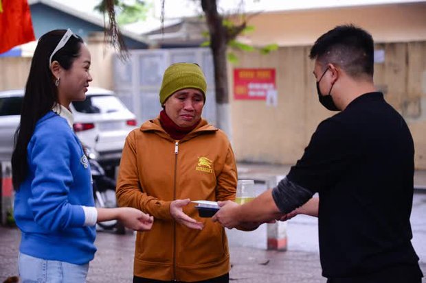 Những bữa cơm miễn phí giữa Hà Nội cho các bệnh nhi: “Từ khi cháu nhập viện, tôi thường xuyên nhận cơm tại đây” - Ảnh 9.