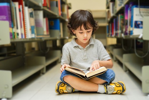 Nhờ cha mẹ chịu khó làm 1 điều, cậu bé 8 tuổi nhất quyết đọc sách vào buổi sáng trong hơn 400 ngày - Ảnh 1.