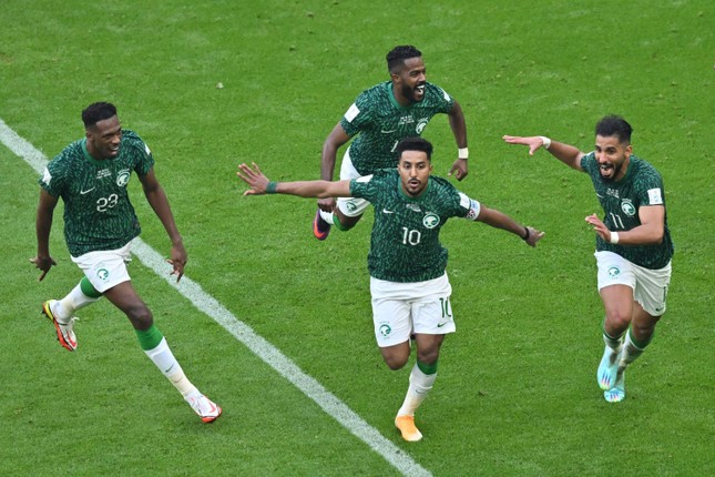 ĐT Saudi Arabia bị chỉ trích sau World Cup 2022: Nỗi khổ của gã nhà giàu - Ảnh 1.