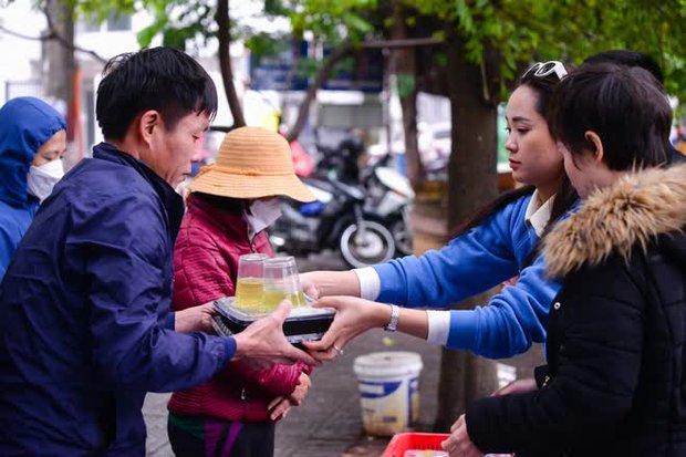 Những bữa cơm miễn phí giữa Hà Nội cho các bệnh nhi: “Từ khi cháu nhập viện, tôi thường xuyên nhận cơm tại đây” - Ảnh 8.