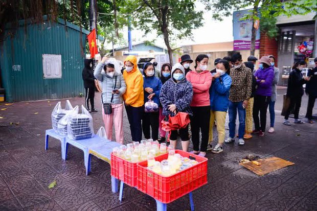 Những bữa cơm miễn phí giữa Hà Nội cho các bệnh nhi: “Từ khi cháu nhập viện, tôi thường xuyên nhận cơm tại đây” - Ảnh 7.