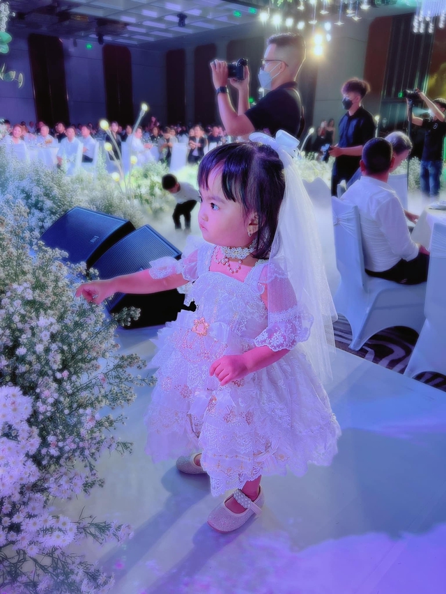 Dàn nhóc tỳ dự tiệc cưới của bố mẹ: 2 bé nhà Khánh Thi đáng yêu, 1 sao Việt mượn dịp công khai con gái - Ảnh 6.