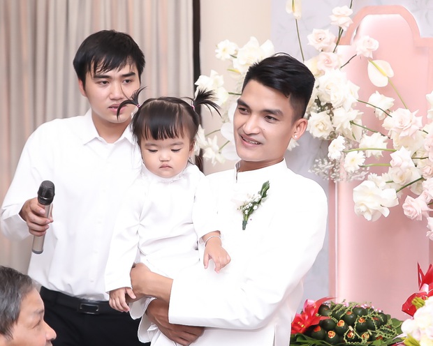 Dàn nhóc tỳ dự tiệc cưới của bố mẹ: 2 bé nhà Khánh Thi đáng yêu, 1 sao Việt mượn dịp công khai con gái - Ảnh 5.