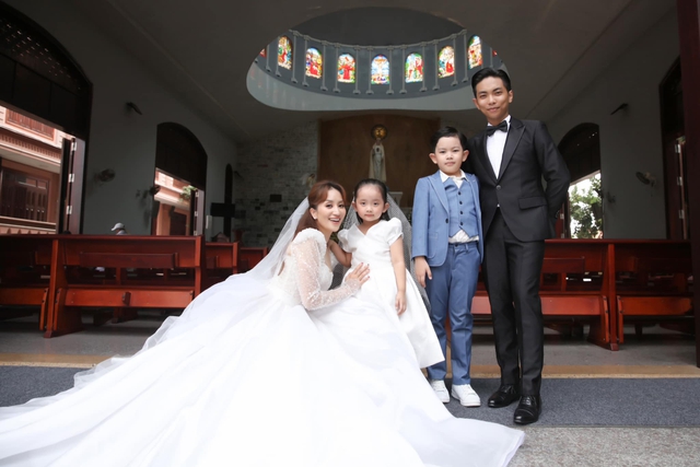 Dàn nhóc tỳ dự tiệc cưới của bố mẹ: 2 bé nhà Khánh Thi đáng yêu, 1 sao Việt mượn dịp công khai con gái - Ảnh 4.