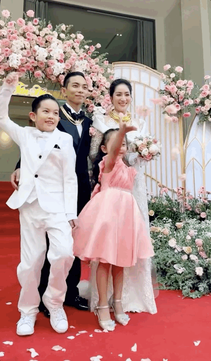 Dàn nhóc tỳ dự tiệc cưới của bố mẹ: 2 bé nhà Khánh Thi đáng yêu, 1 sao Việt mượn dịp công khai con gái - Ảnh 2.