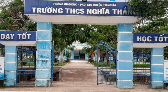3 nam sinh lớp 8 nghi xâm hại nữ sinh lớp 6 trong trường học tại Quảng Ngãi - Ảnh 1.