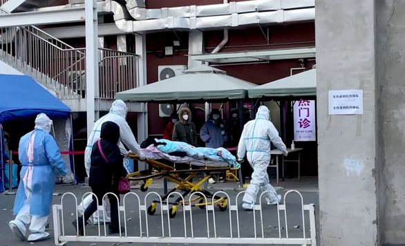 Bắc Kinh nới lỏng chống dịch: Số người sốt tăng 16 lần, cuộc gọi xe cứu thương tăng 6 lần - Ảnh 1.