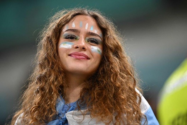 Cận cảnh dàn mỹ nữ xinh đẹp tiếp lửa cho ĐT Argentina đánh bại Croatia - Ảnh 12.