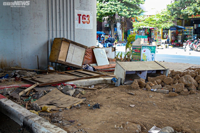  Hà Nội: Cầu vòm 65 tỷ đồng dành cho xe máy biến thành bãi đỗ ô tô, nơi đổ rác  - Ảnh 5.