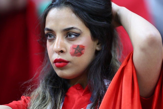 Mê mẩn với nhan sắc các CĐV nữ Morocco ở trận thua 0-2 trước Pháp - Ảnh 14.