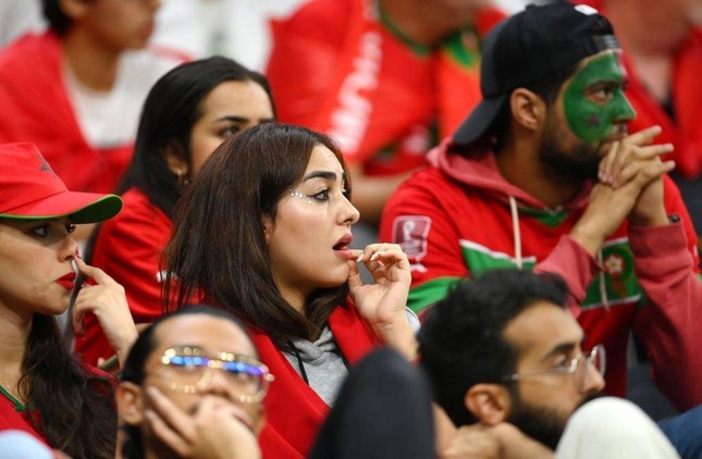 Mê mẩn với nhan sắc các CĐV nữ Morocco ở trận thua 0-2 trước Pháp - Ảnh 13.