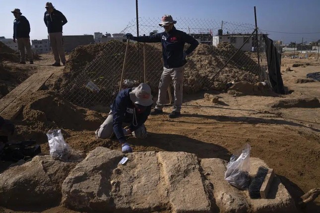 Bất ngờ phát hiện hơn 60 ngôi mộ cổ thời La Mã tại Gaza - Ảnh 4.