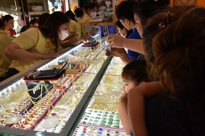 Giá vàng hôm nay 16-12: Điều gì làm giá vàng bốc hơi dữ dội? - Ảnh 1. Giá vàng hôm nay 16-12: Điều gì làm giá vàng bốc hơi dữ dội? - Ảnh 1.