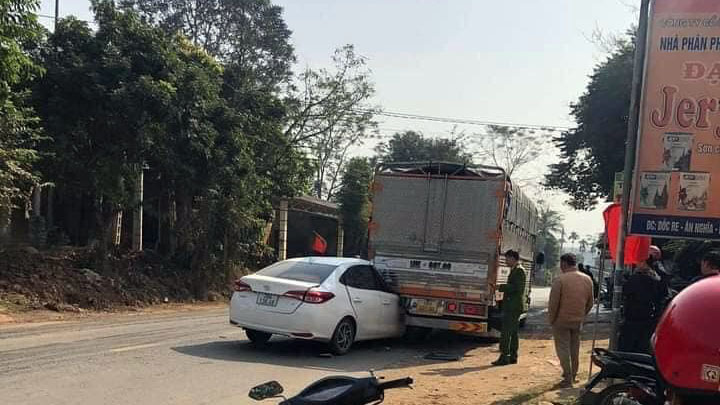 Đằng sau những bức ảnh TNGT: Tài xế Toyota Vios bất cẩn đâm tụt đầu vào đuôi xe tải - Ảnh 1.
