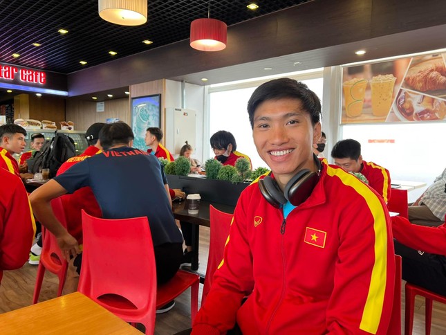 Gặp sự cố COVID-19, ông Park chỉ còn 23 cầu thủ sang Lào - Ảnh 1.