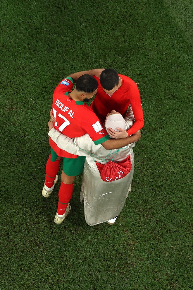 Phía sau hành trình đẹp như cổ tích của các cầu thủ Morocco tại World Cup là mẹ, là gia đình! - Ảnh 4.