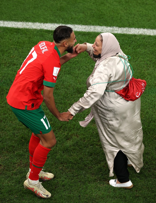 Phía sau hành trình đẹp như cổ tích của các cầu thủ Morocco tại World Cup là mẹ, là gia đình! - Ảnh 2.