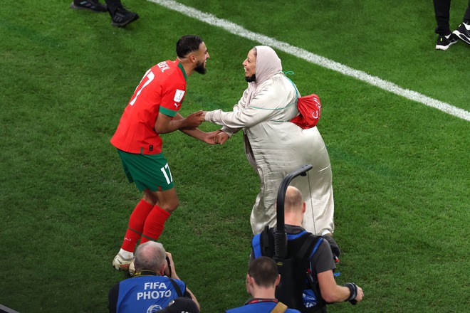 Phía sau hành trình đẹp như cổ tích của các cầu thủ Morocco tại World Cup là mẹ, là gia đình! - Ảnh 1.