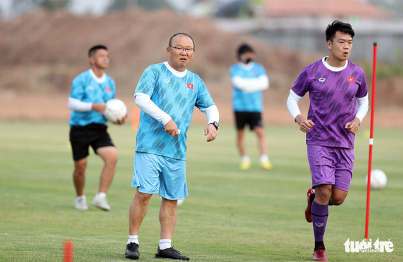 Mới sang Lào, tuyển Việt Nam ra sân tập nặng - Ảnh 9.