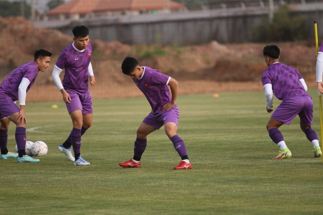 Đội tuyển Việt Nam tập buổi đầu tại Lào, ông Park lộ nét ưu tư - Ảnh 6.