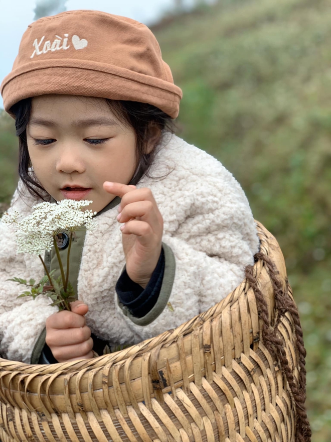  Bé gái nói tiếng Anh như gió từ lúc 20 tháng tuổi, ngữ âm không khác gì người bản xứ: Tất cả nhờ vào phương pháp cực đỉnh này của mẹ! - Ảnh 4.