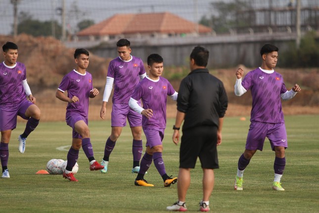 Đội tuyển Việt Nam tập buổi đầu tại Lào, ông Park lộ nét ưu tư - Ảnh 2.