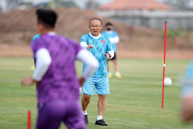 Đội tuyển Việt Nam tập buổi đầu tại Lào, ông Park lộ nét ưu tư - Ảnh 1.