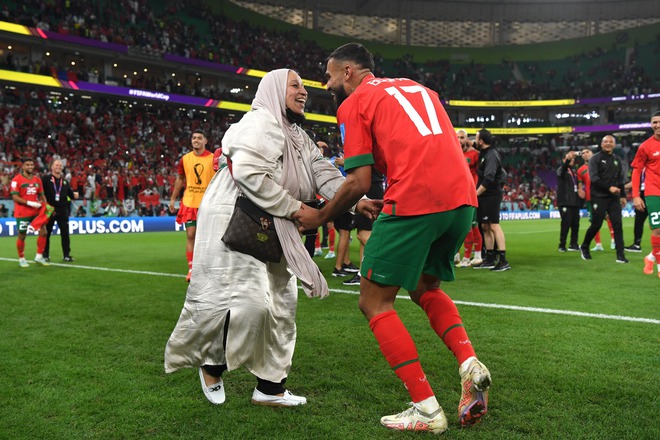 Phía sau hành trình đẹp như cổ tích của các cầu thủ Morocco tại World Cup là mẹ, là gia đình! - Ảnh 5.
