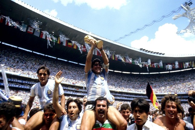 Chuyện kỳ lạ về viên chức trốn việc tới chung kết World Cup, ‘bất tử’ cùng Maradona và mơ cõng Messi - Ảnh 3.