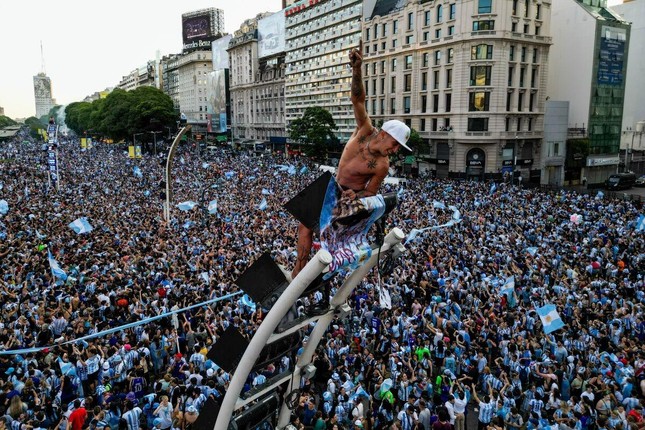 Vì sao người Argentina cuồng bóng đá đến mức ân nhân suốt đời của Messi không muốn họ vô địch? - Ảnh 6.
