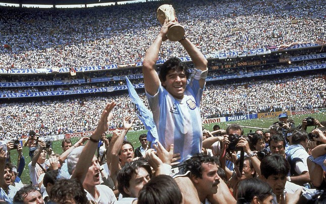 Chuyện kỳ lạ về viên chức trốn việc tới chung kết World Cup, ‘bất tử’ cùng Maradona và mơ cõng Messi - Ảnh 1.