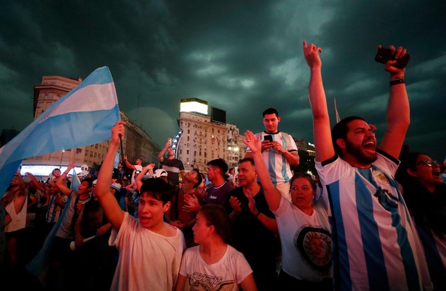 Vì sao người Argentina cuồng bóng đá đến mức ân nhân suốt đời của Messi không muốn họ vô địch? - Ảnh 5.