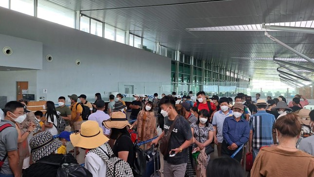 Hàng nghìn khách du lịch đang mắc kẹt ở Phú Quốc - Ảnh 6.
