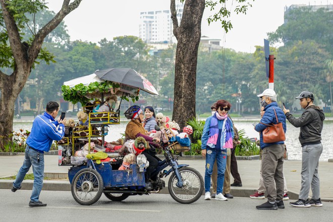  Câu chuyện đáng yêu mùa Noel này: Bà lão 71 tuổi và chiếc xe chở 13 chú cún khắp đường phố Hà Nội  - Ảnh 11.